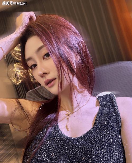 最新美女直播跳舞，简单无脑，轻松日入